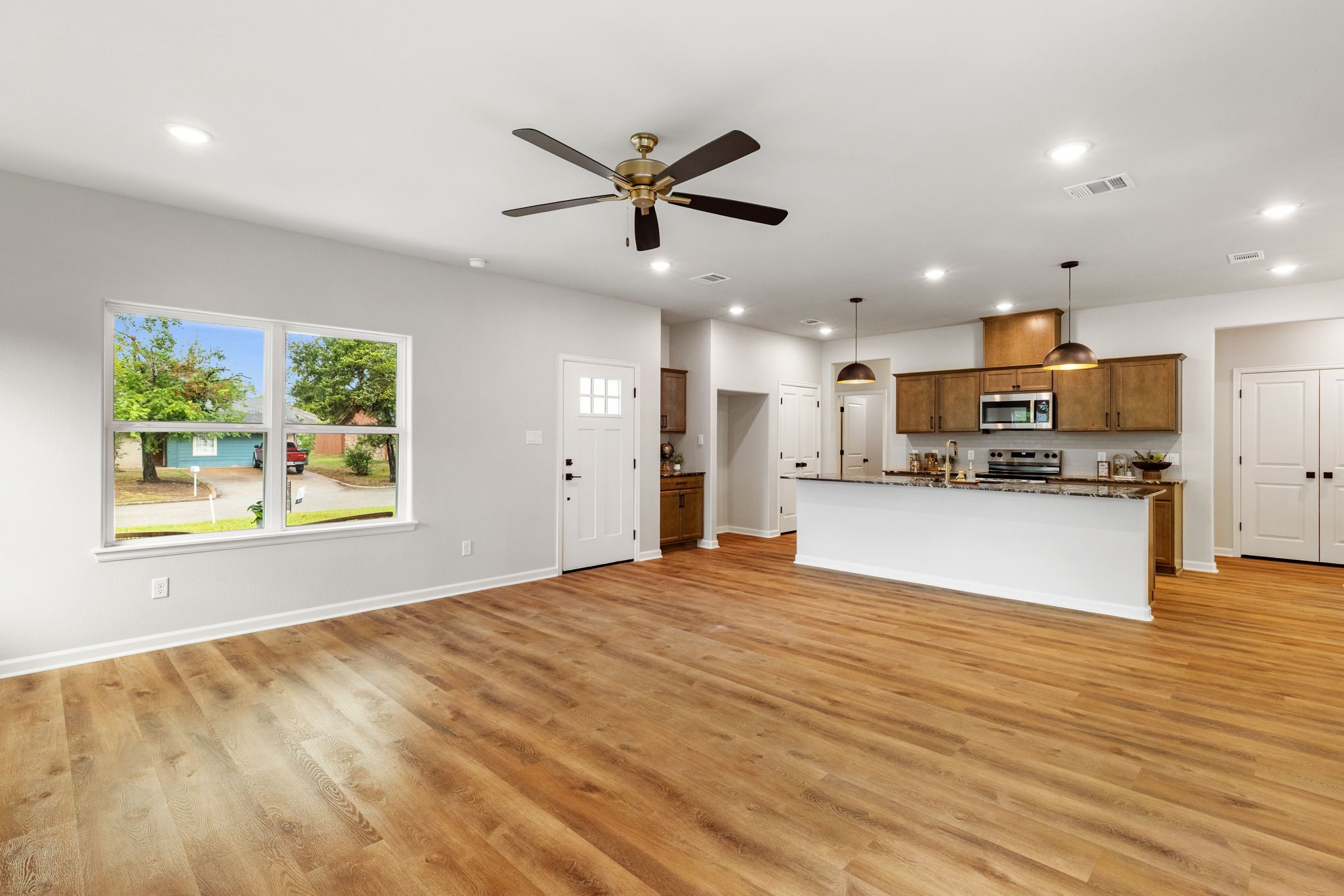 2121 Manning Property Photo 4