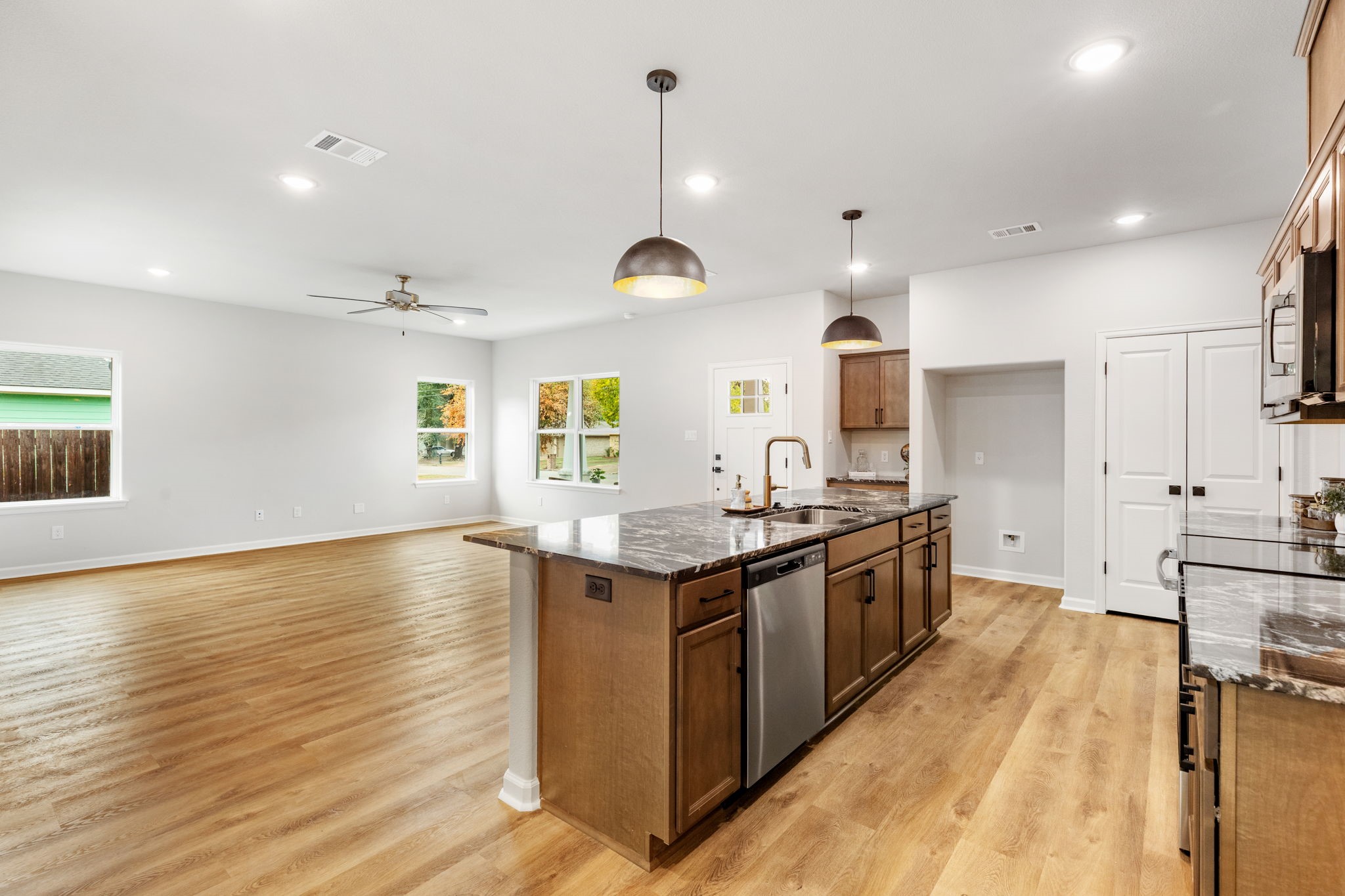 2121 Manning Property Photo 11