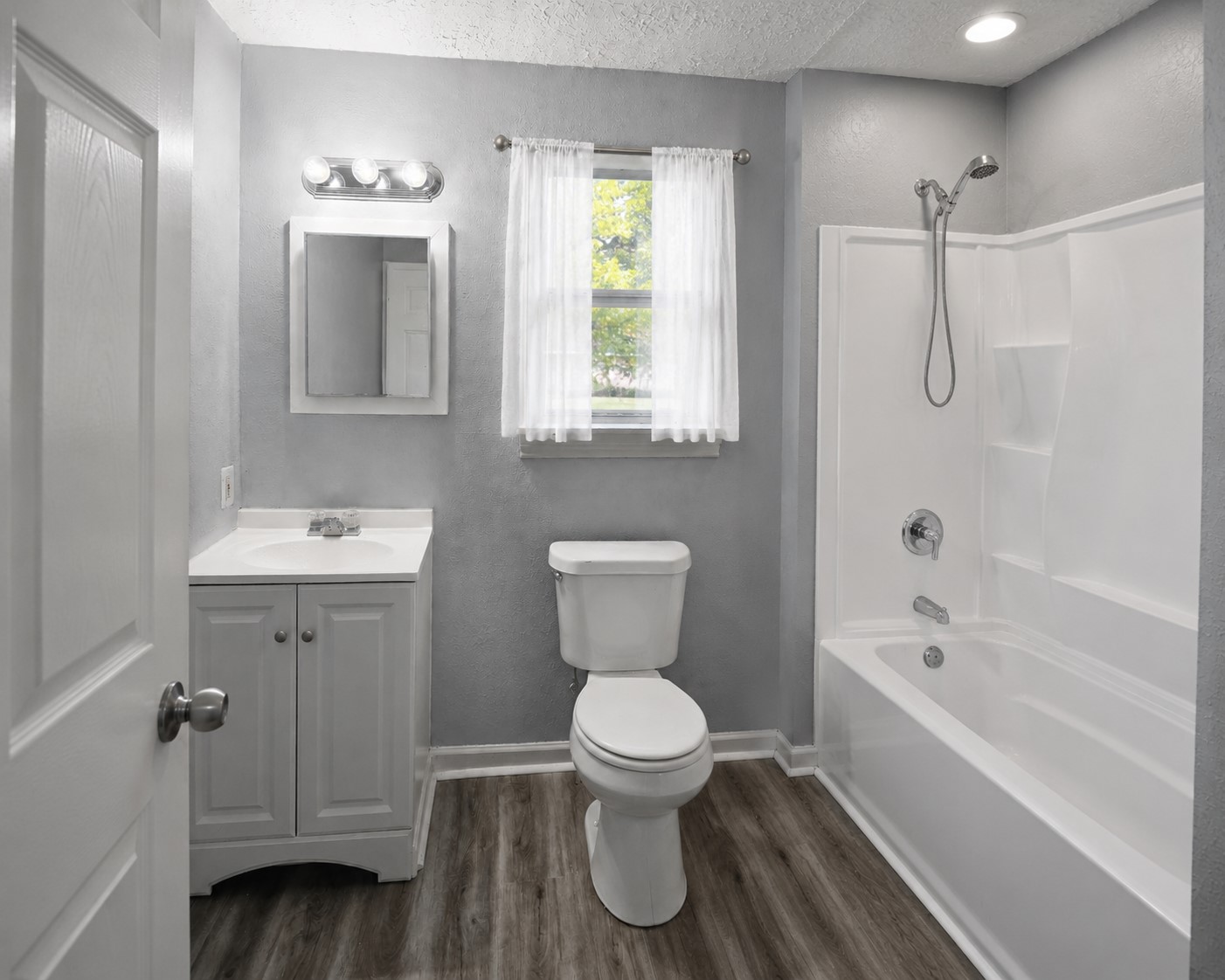 713 S Fenner Avenue Property Photo 4