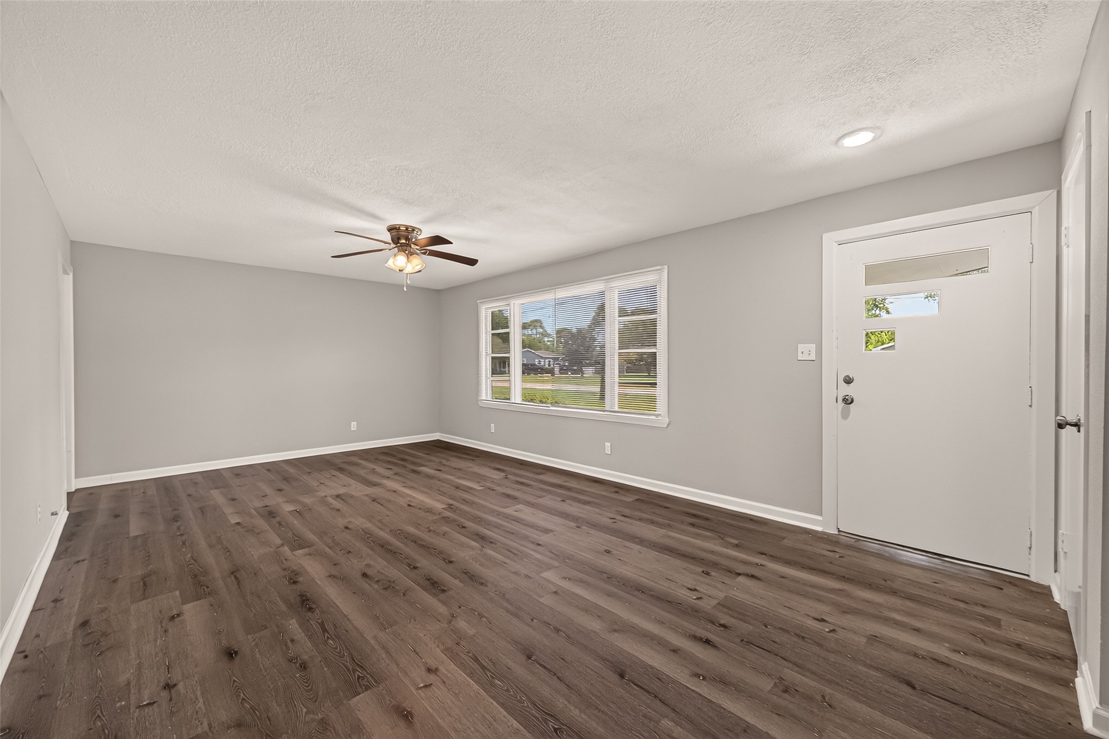 2422 Florence Street Property Photo 4