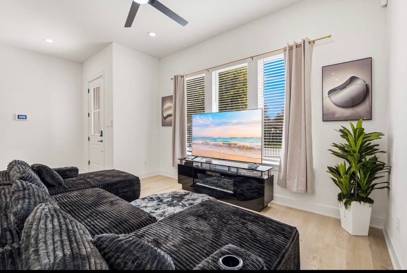 6528 Weston Street B Property Photo 3