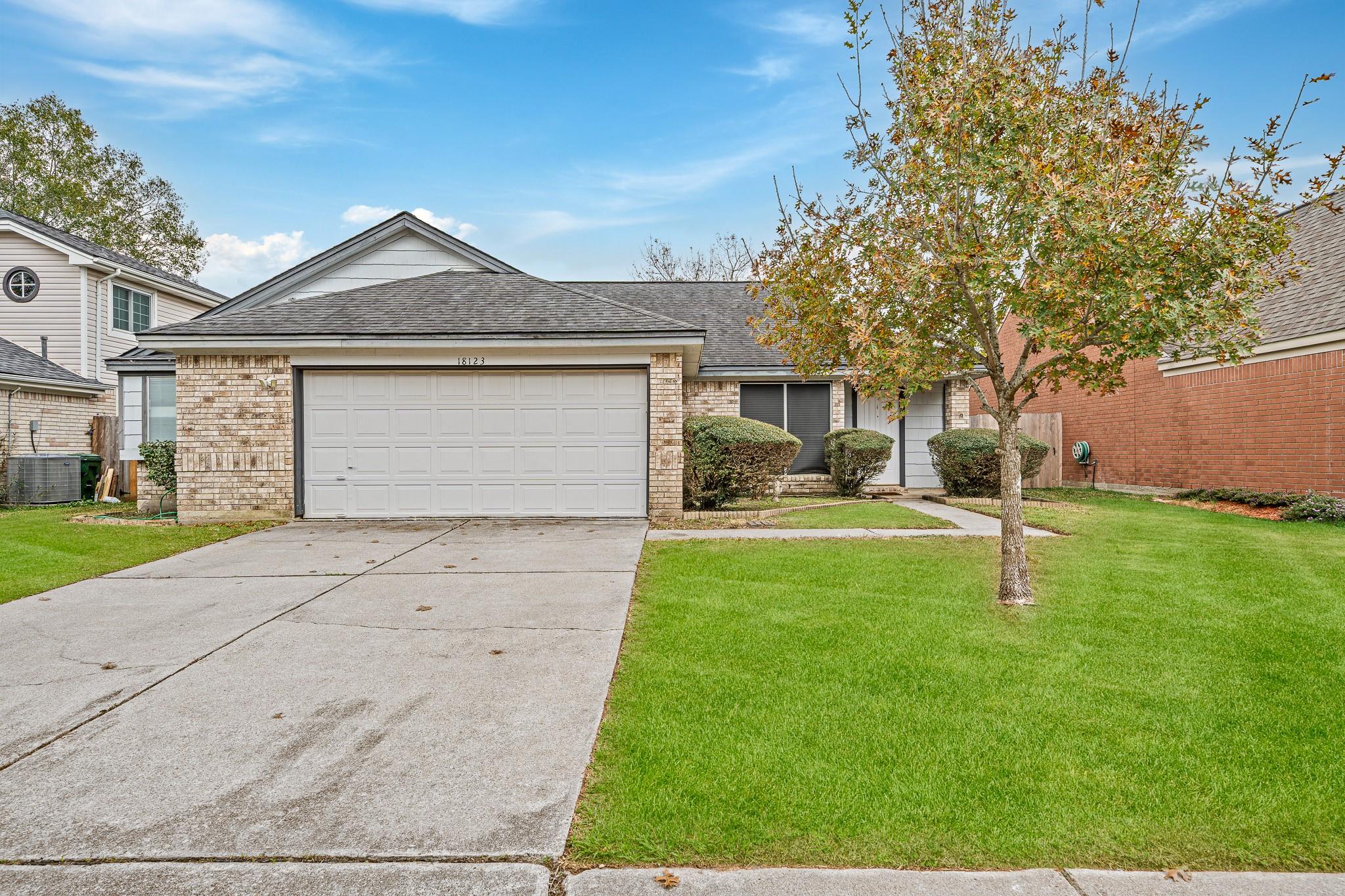 18123 Lake Bend Drive Property Photo 3