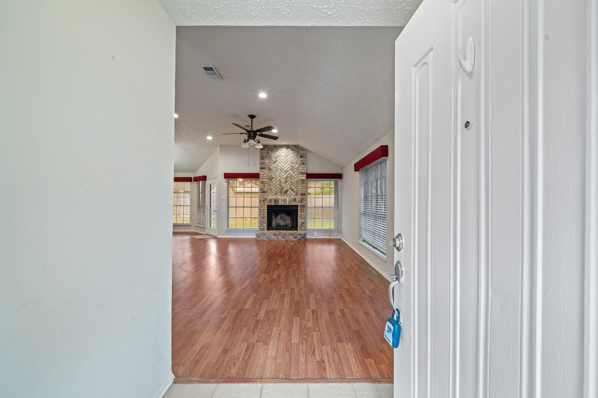 18123 Lake Bend Drive Property Photo 4