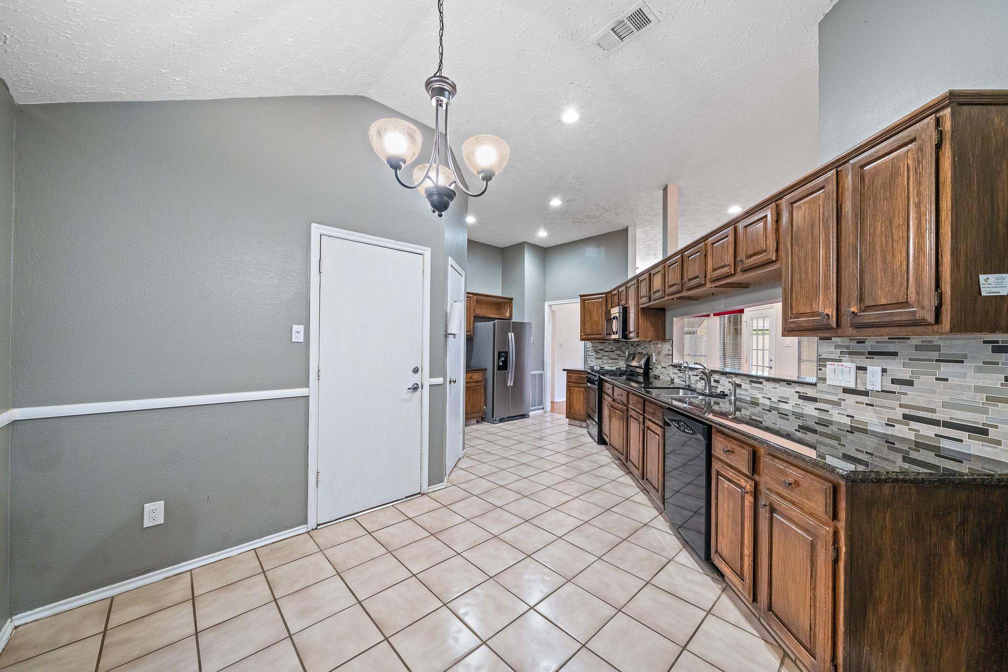 18123 Lake Bend Drive Property Photo 9