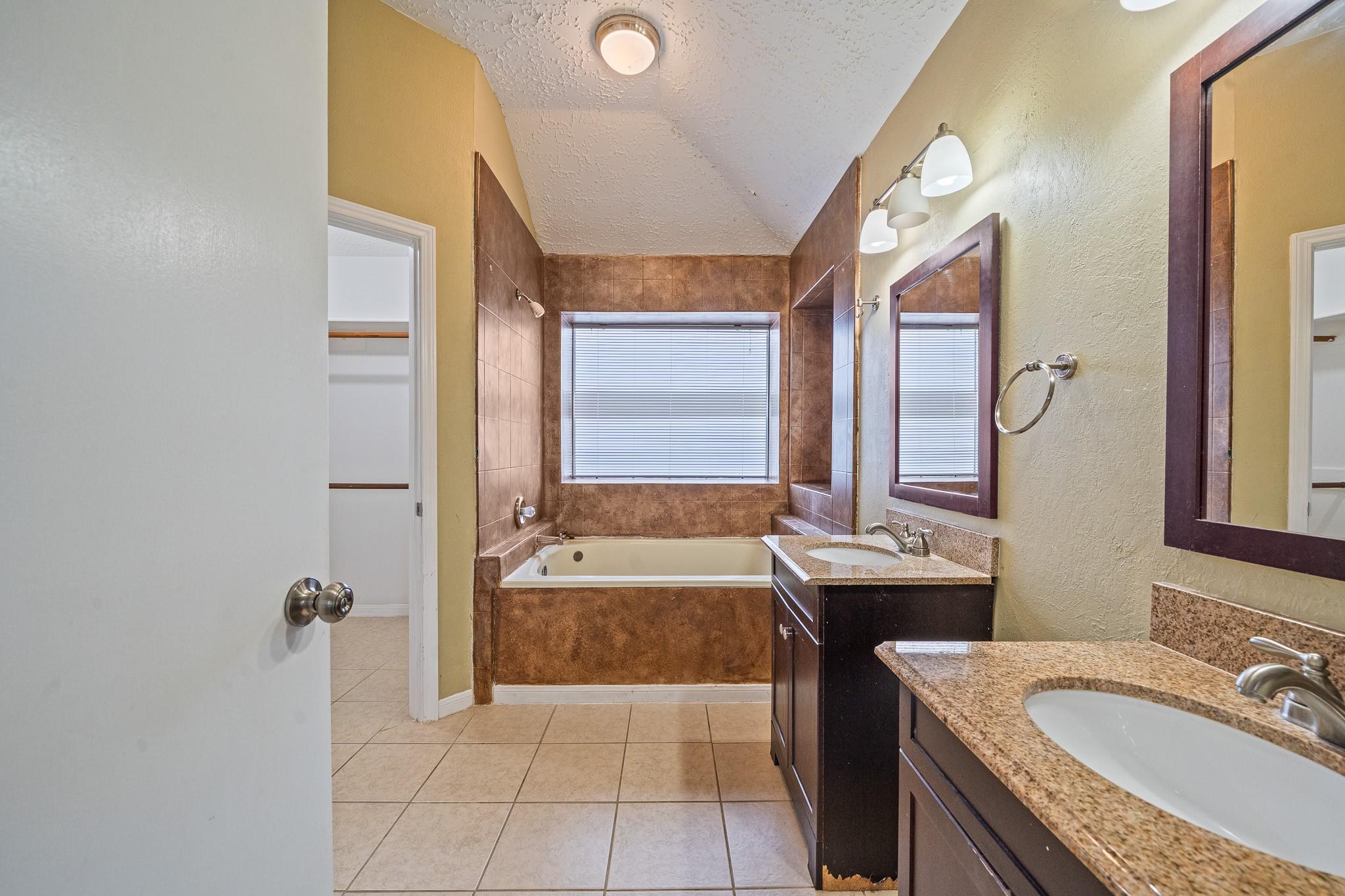 18123 Lake Bend Drive Property Photo 14