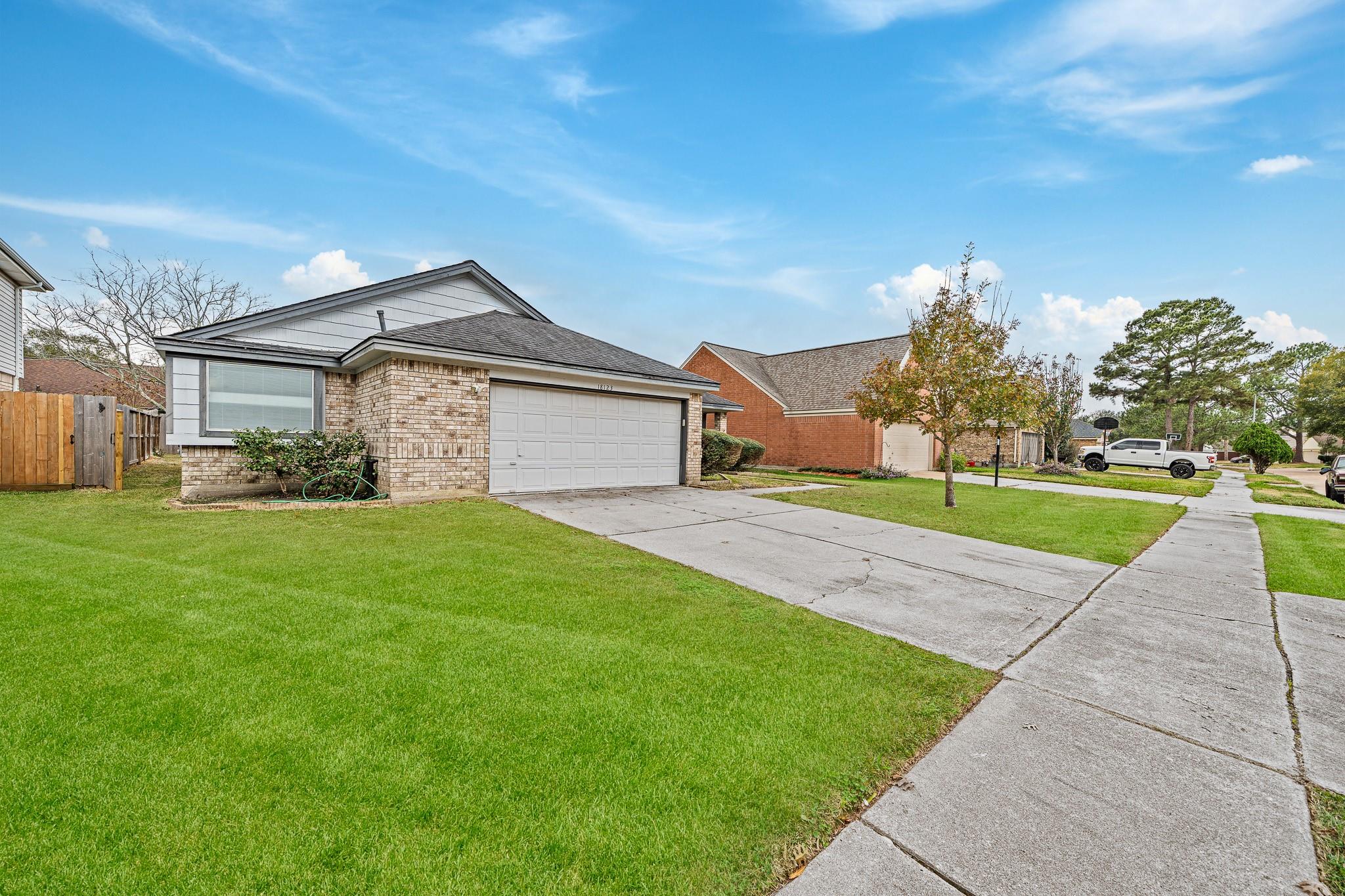 18123 Lake Bend Drive Property Photo 24