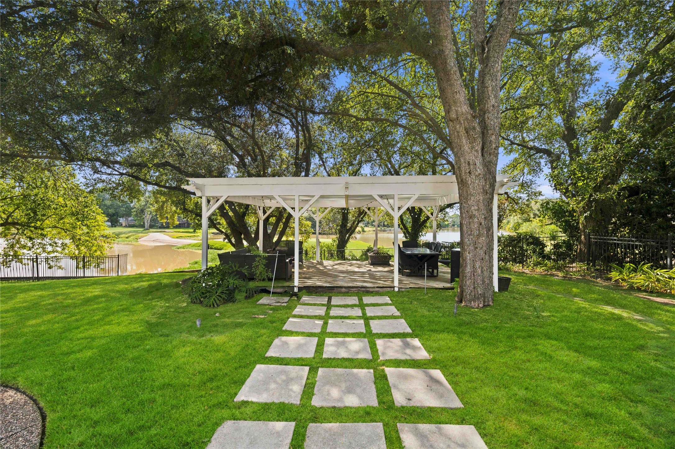 2718 Bermuda Dunes Drive Property Photo 48