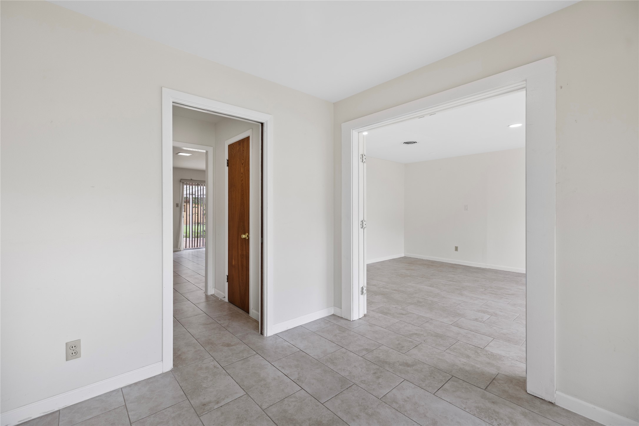 4135 Levonshire Drive Property Photo 4