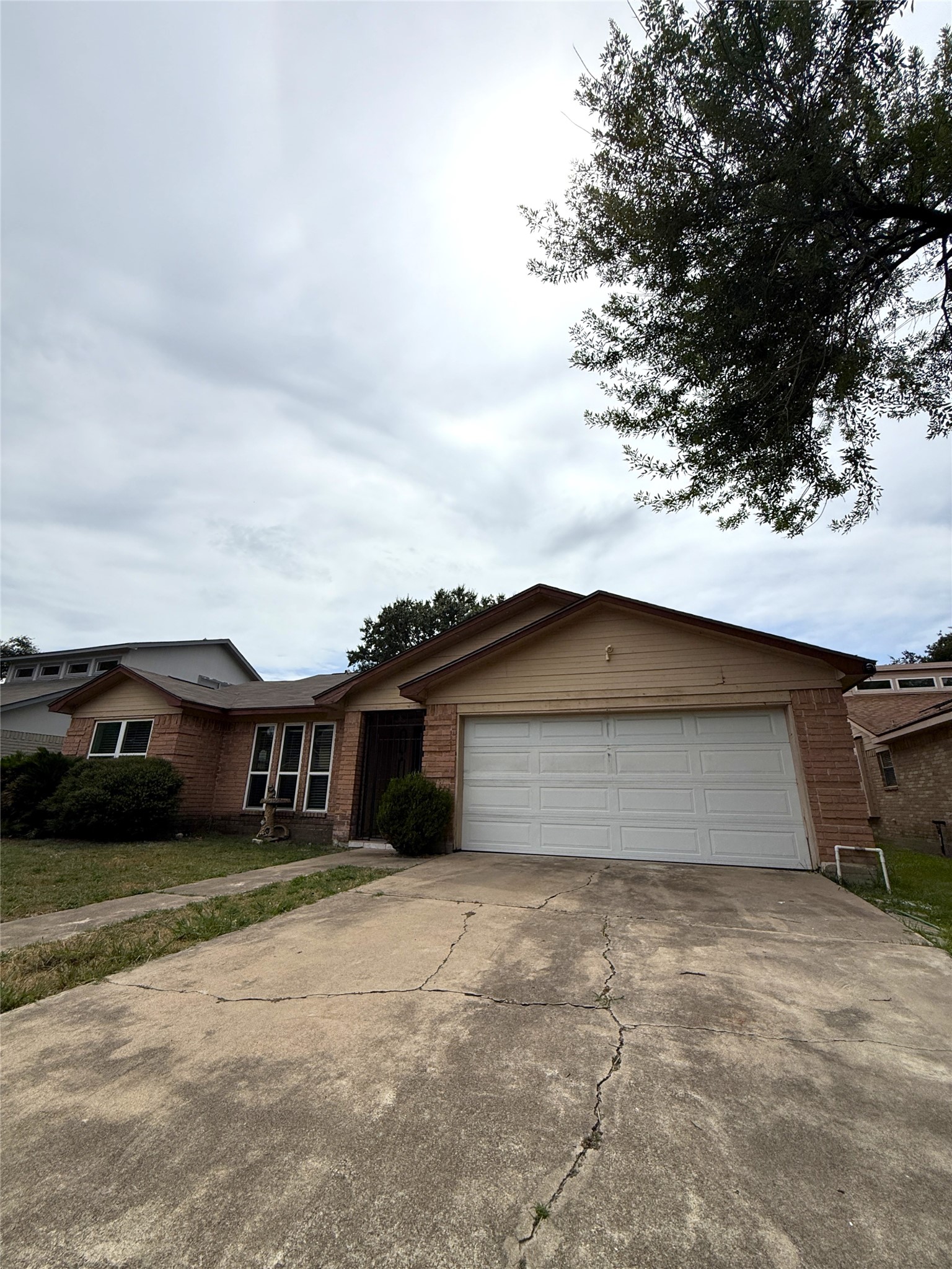 11611 Stone Bridge Drive Property Photo 3