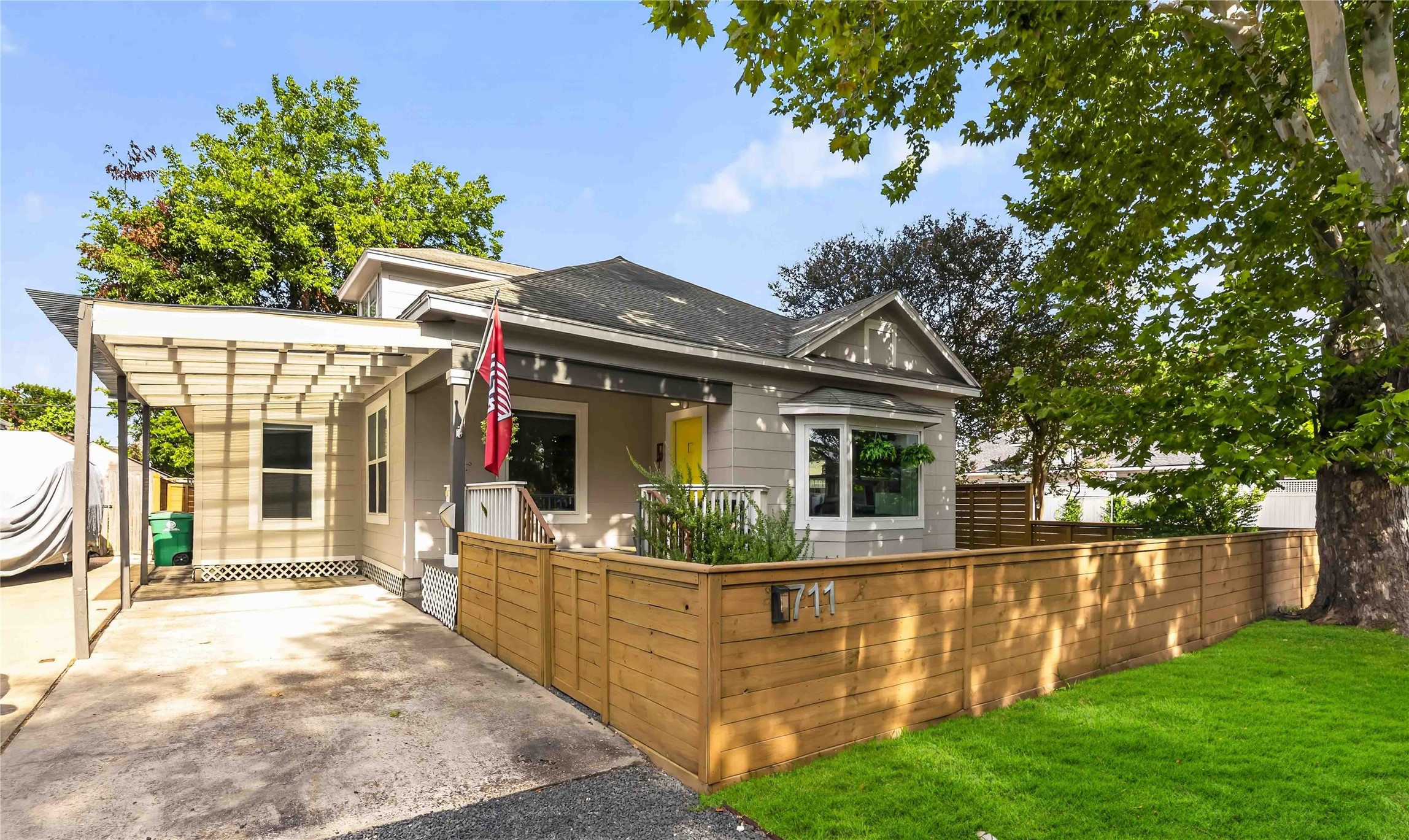 711 Walton Street Property Photo 1
