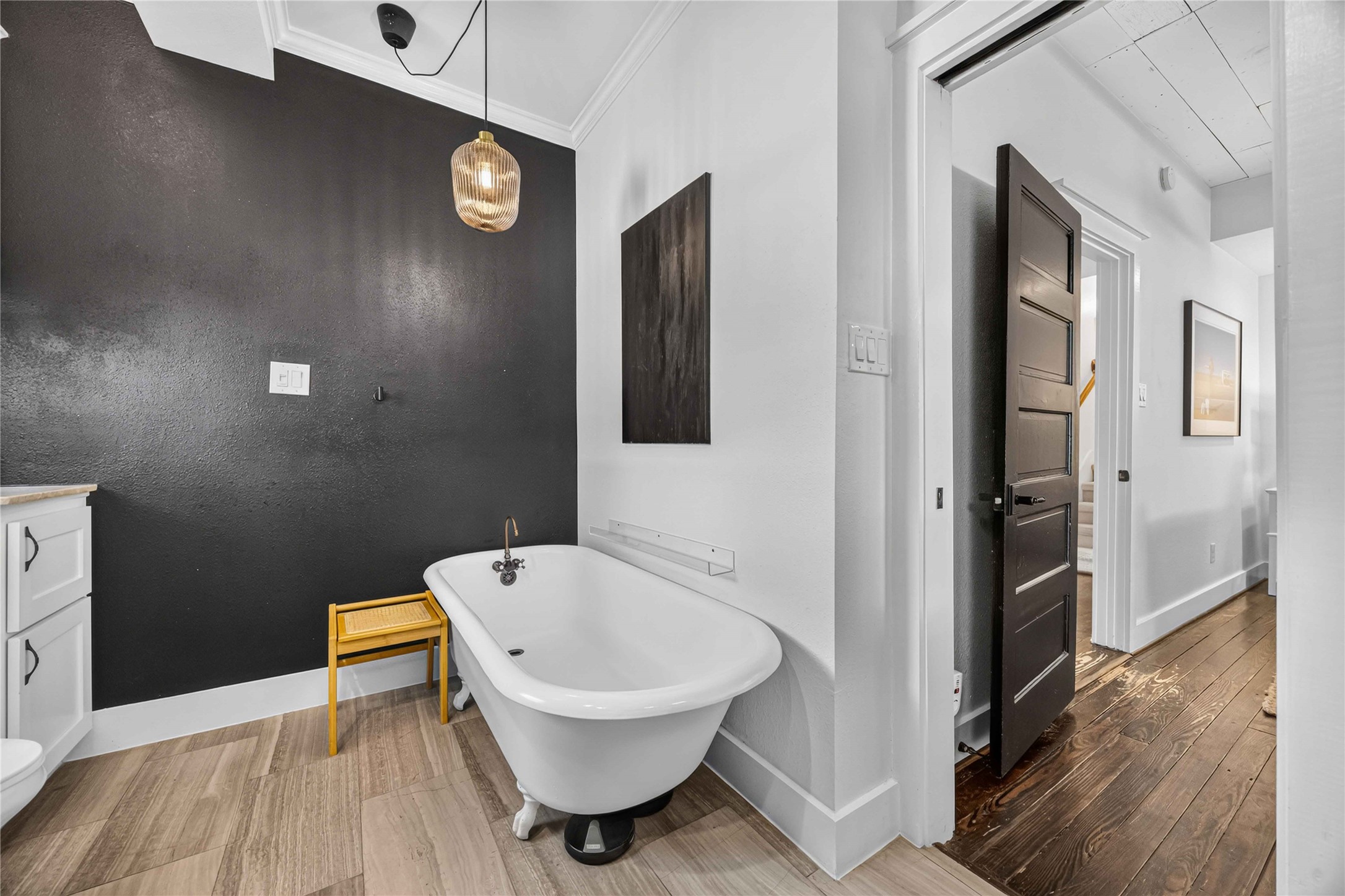 711 Walton Street Property Photo 9