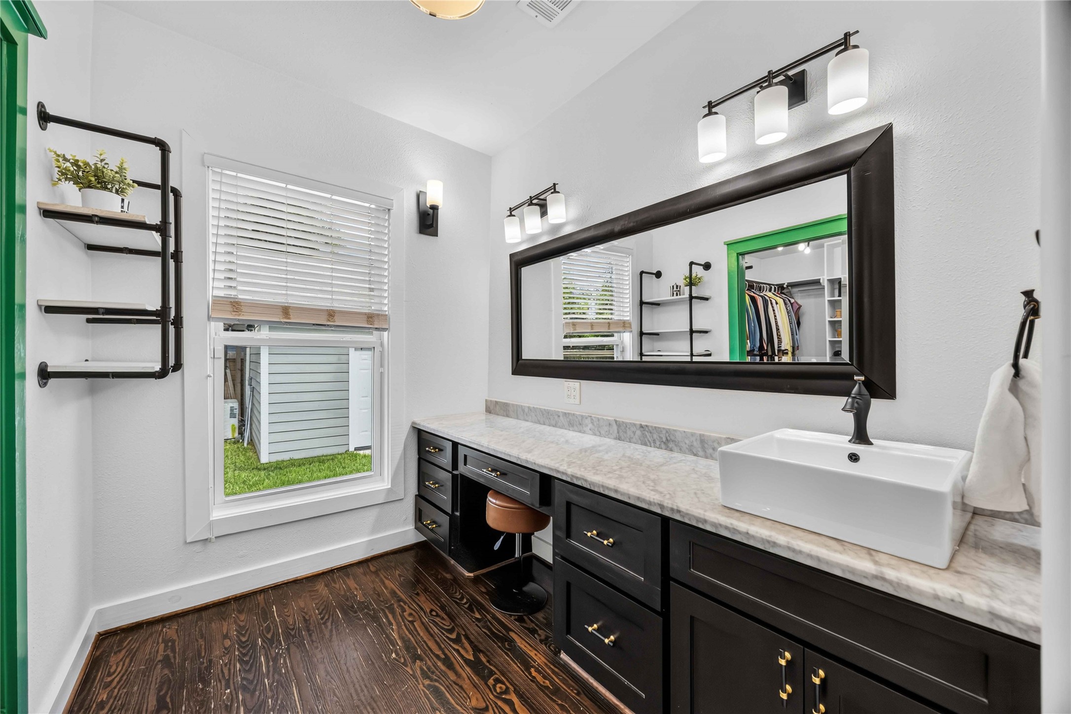 711 Walton Street Property Photo 10
