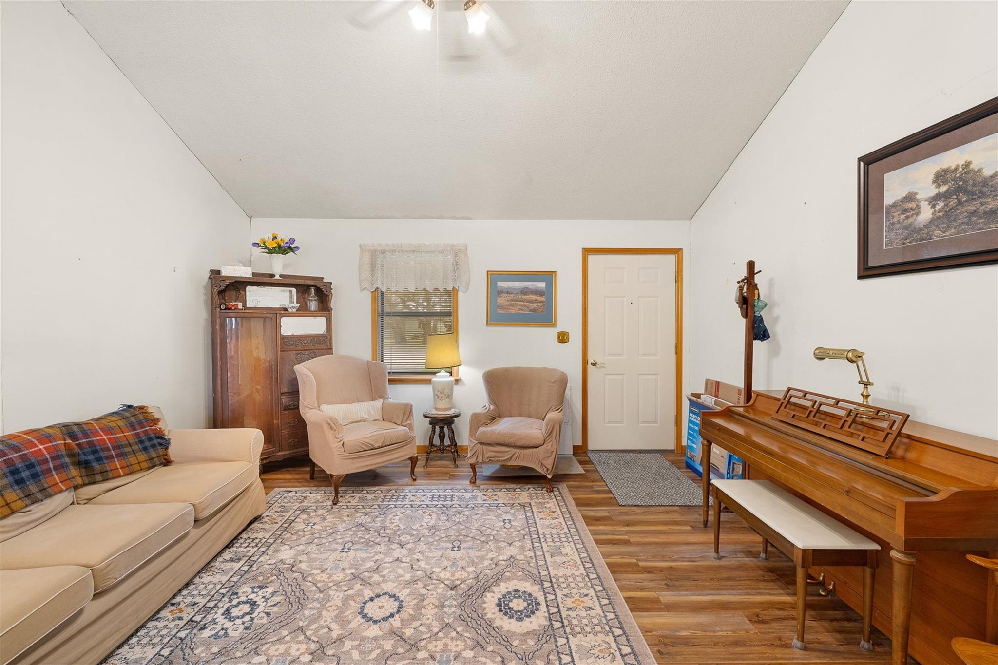 1081 Shirley Oaks Street Property Photo 4