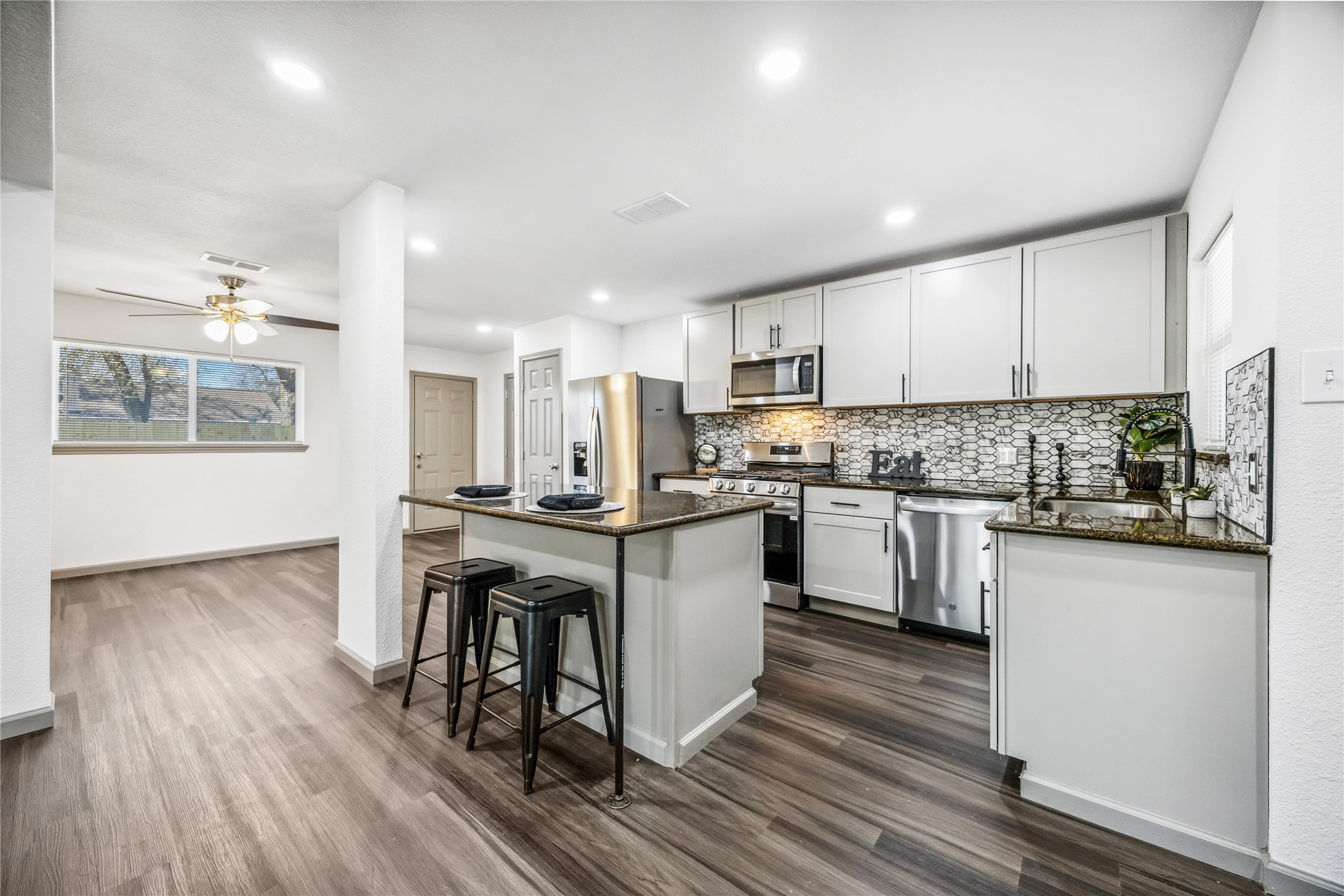 9211 Helmers Street Property Photo