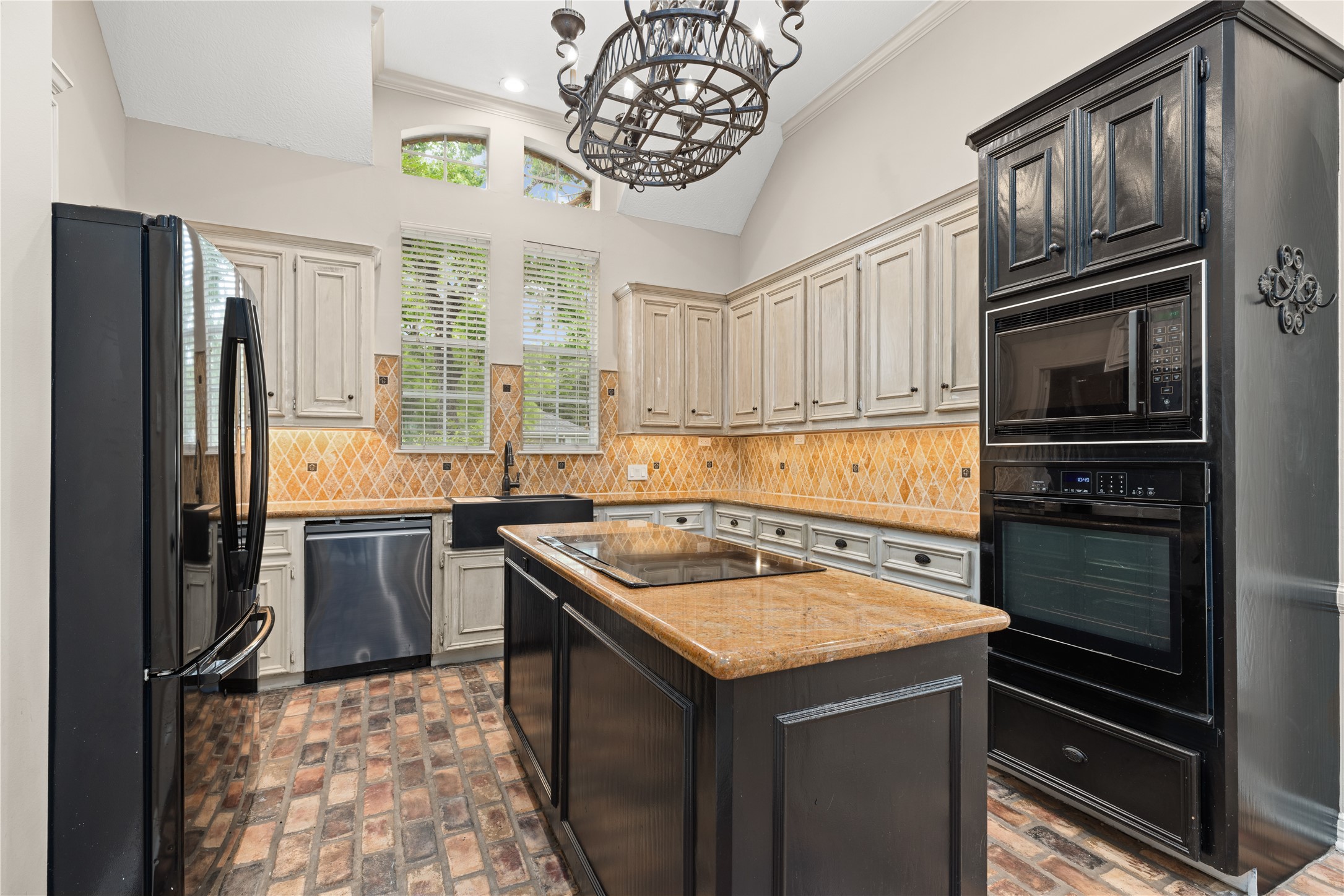 1911 Tawny Oaks Drive Property Photo 4