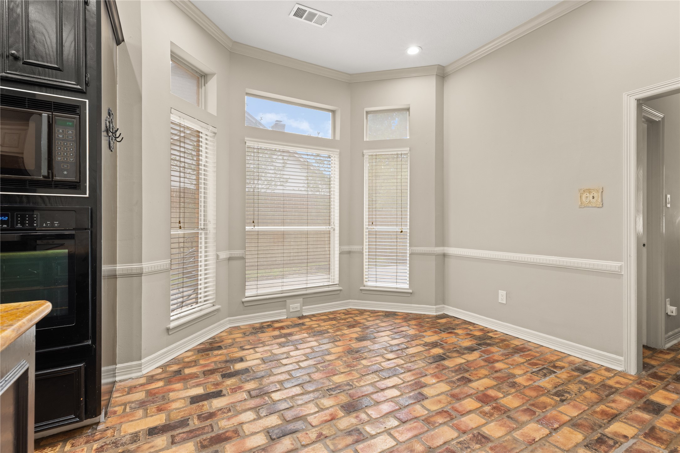 1911 Tawny Oaks Drive Property Photo 6