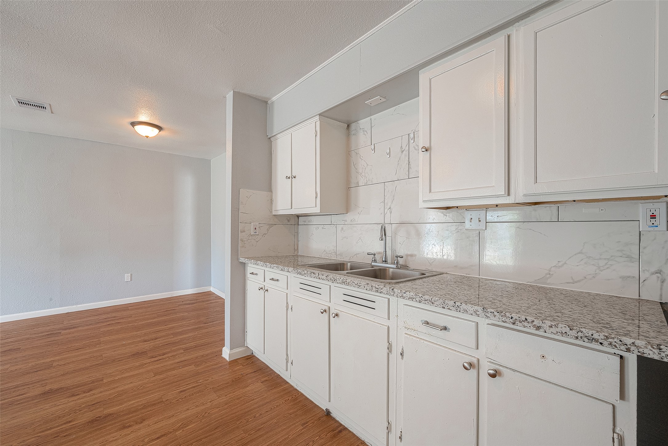 5619 Willow Glen Drive Property Photo 6