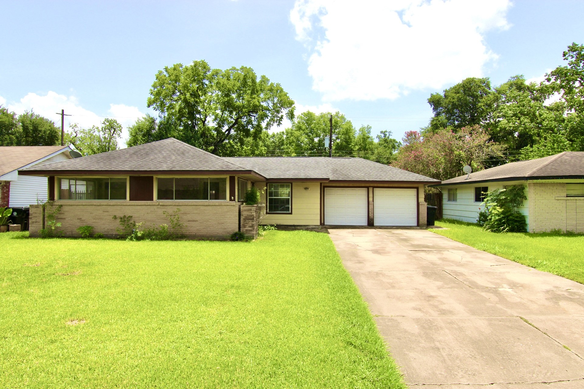 6923 Edgemoor Drive Property Photo 1