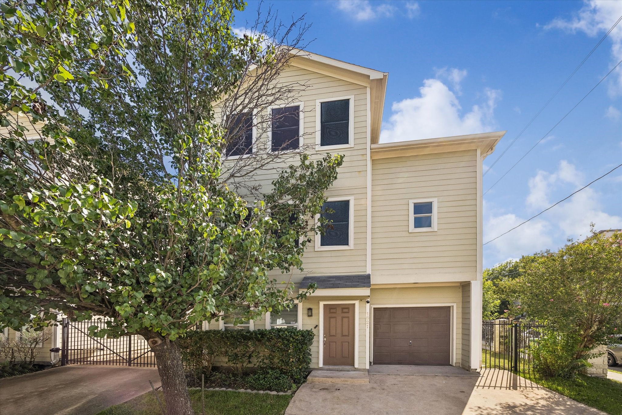 1821 Lewis Street Property Photo 1