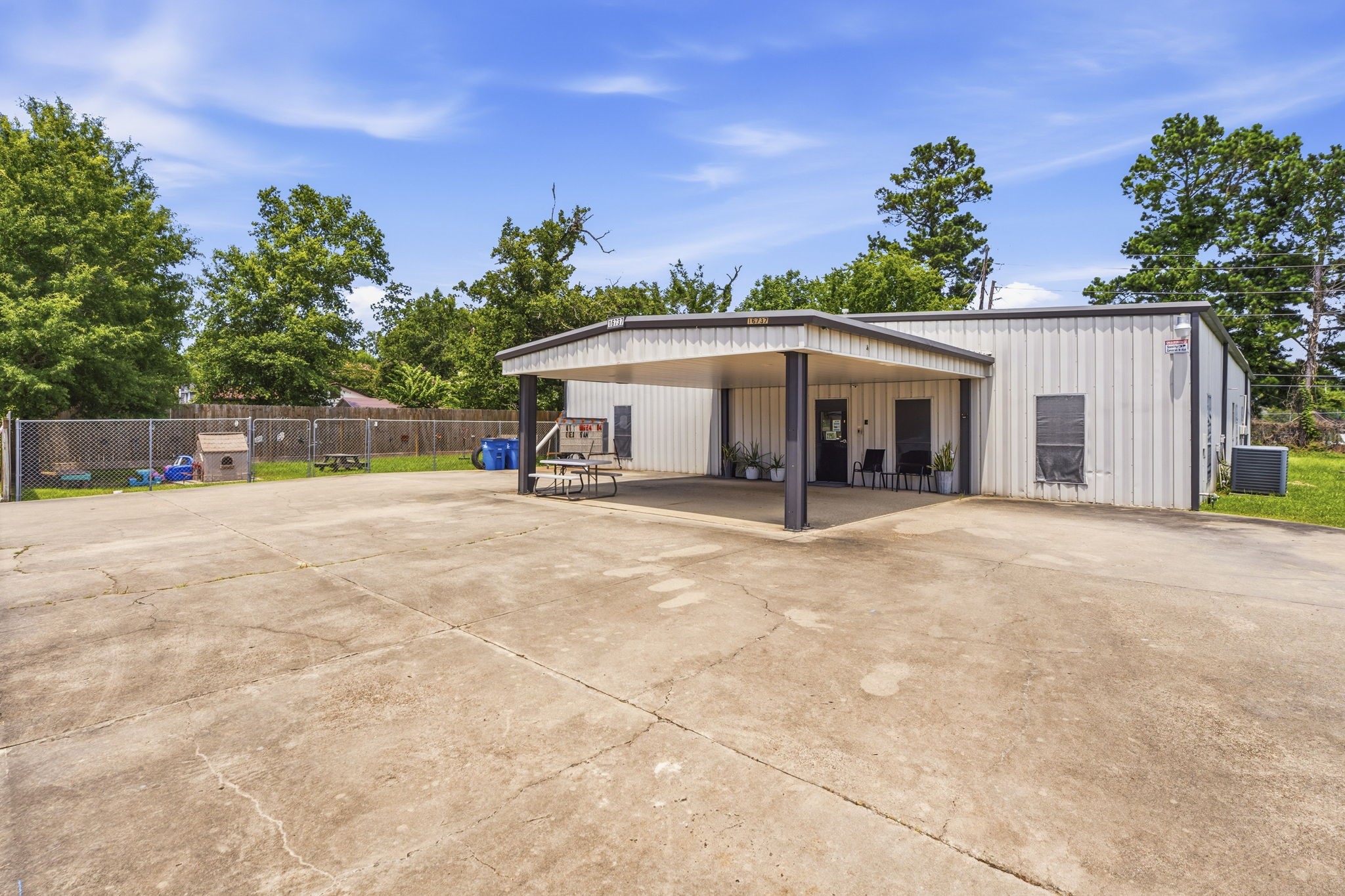 16737 Sprawling Oaks Drive Property Photo 4
