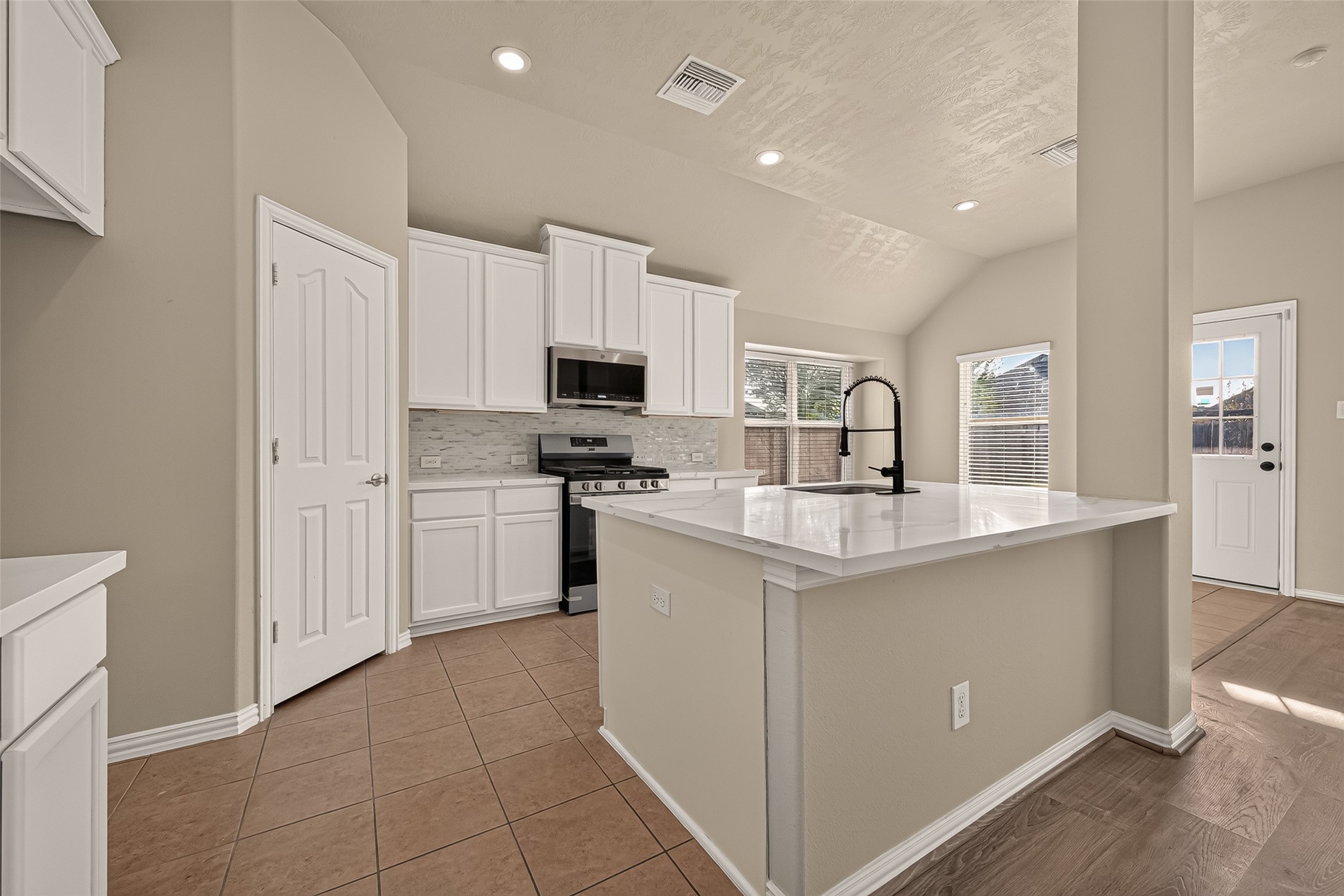 18115 Garnet Red Road Property Photo 15