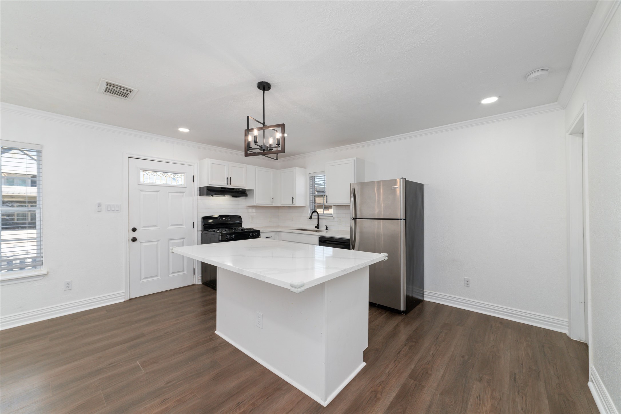 802 E 33rd Street Property Photo 3