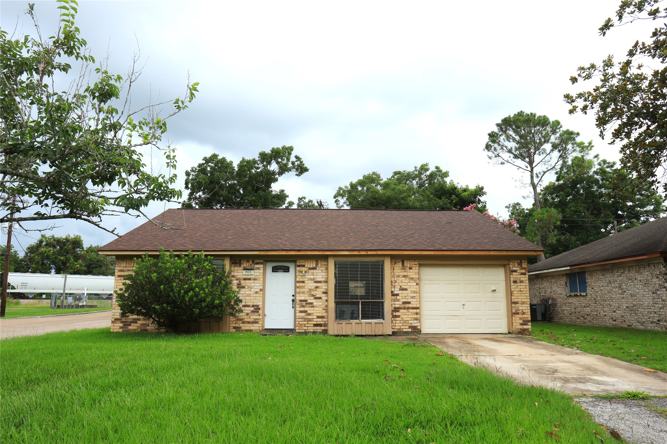 601 E Plum Street Property Photo 1