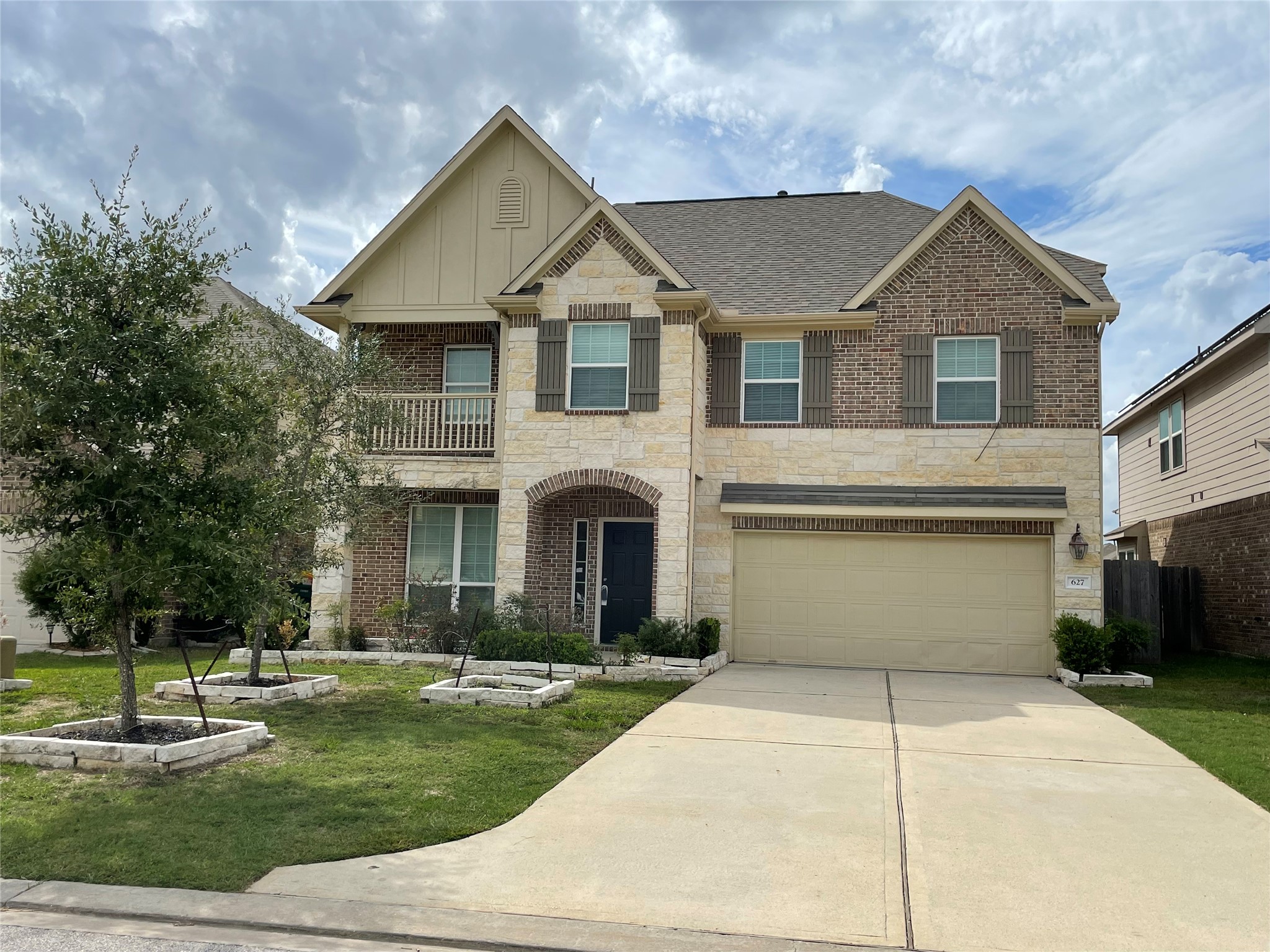 627 Oak Circle Drive E Property Photo 1