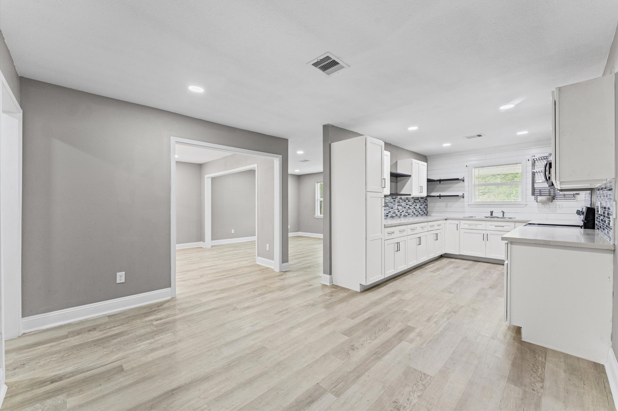 10402 Wicklowe Street Property Photo 8