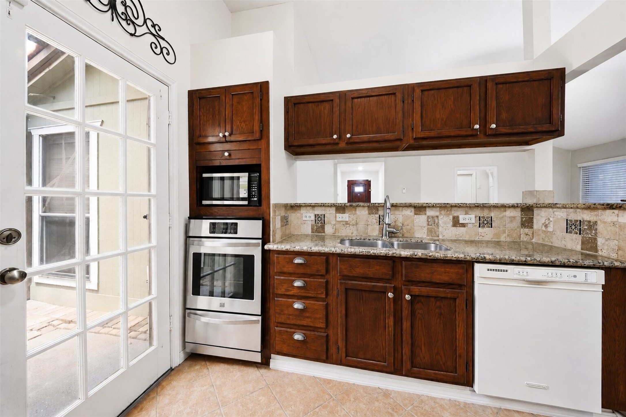 7518 Alcomita Drive Property Photo 4