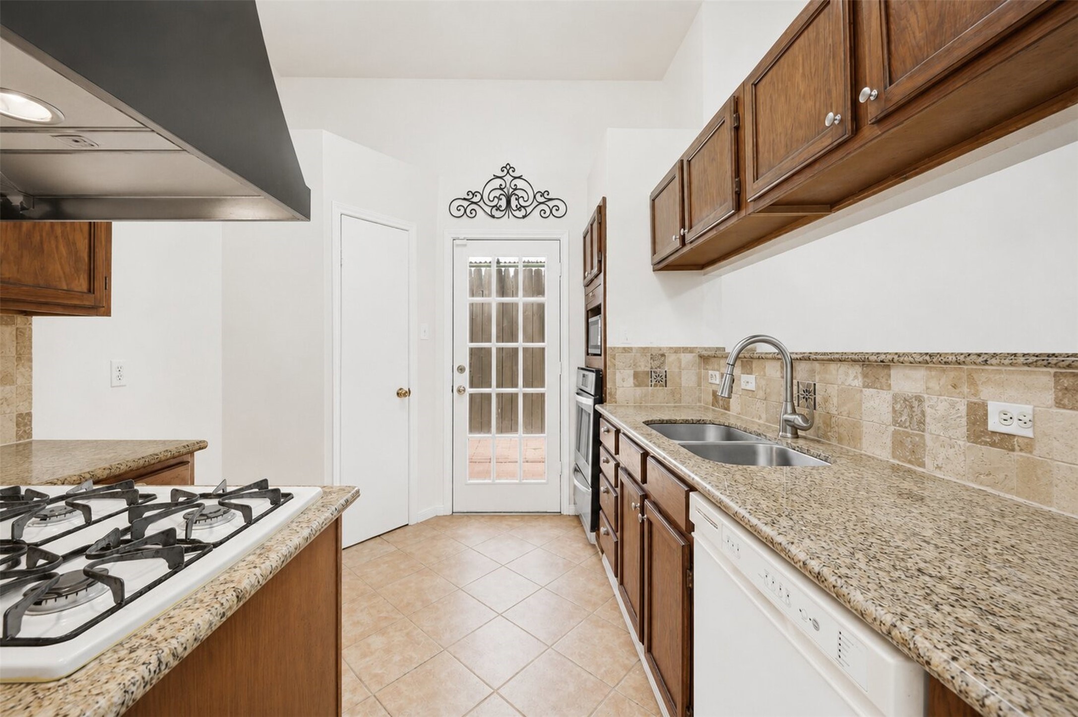7518 Alcomita Drive Property Photo 8