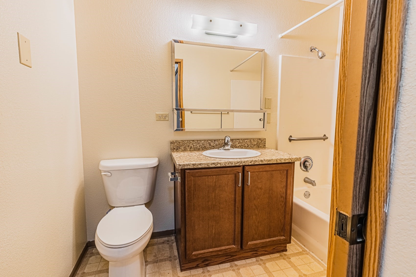 1051 E Park St Property Photo 9