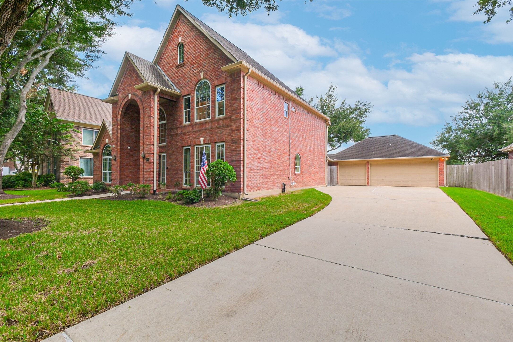 633 Clarenda Falls Drive Property Photo 4