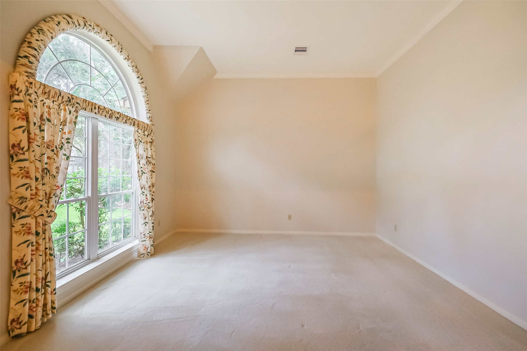 633 Clarenda Falls Drive Property Photo 8