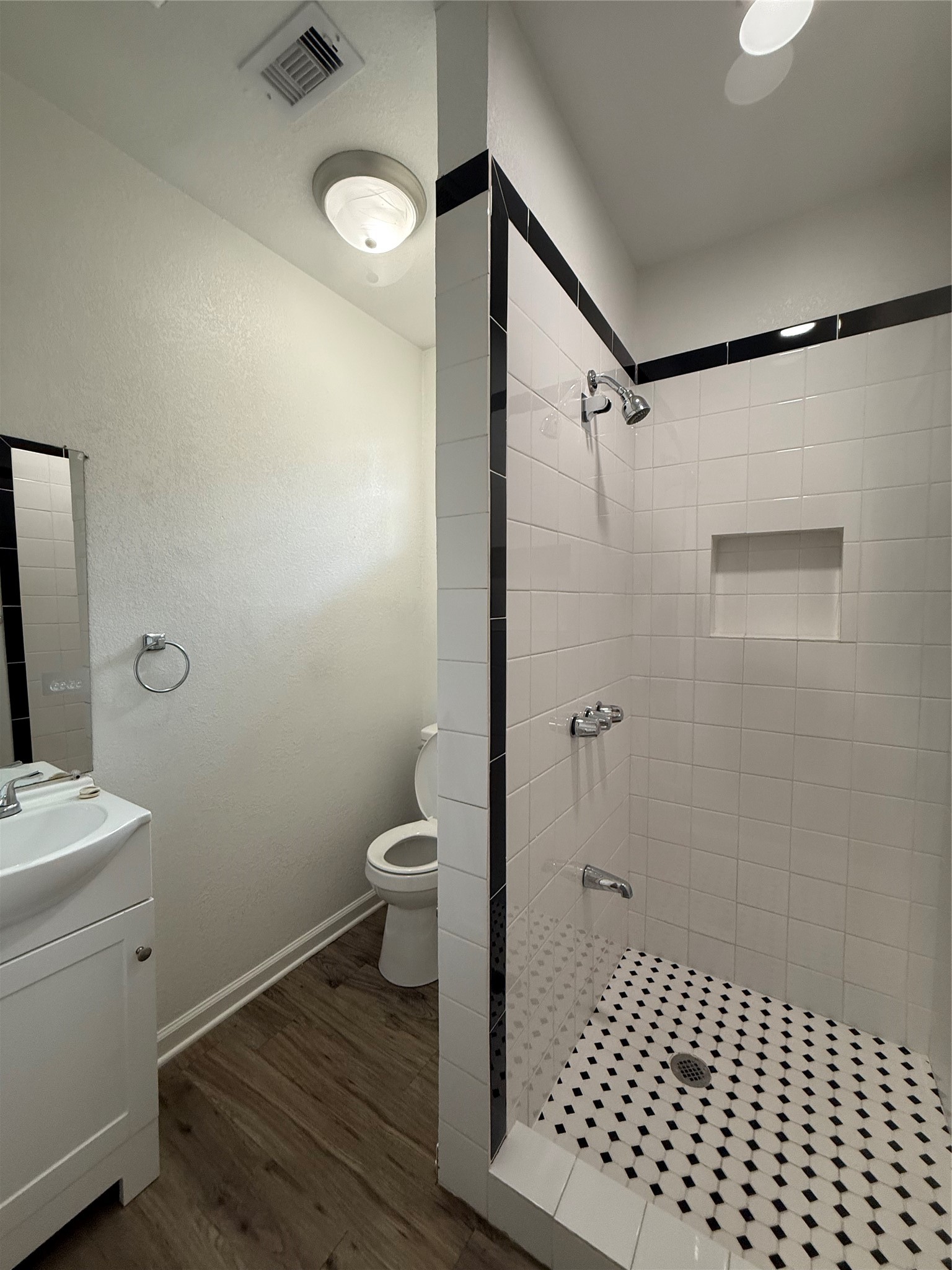1415 Regal Street Property Photo 6