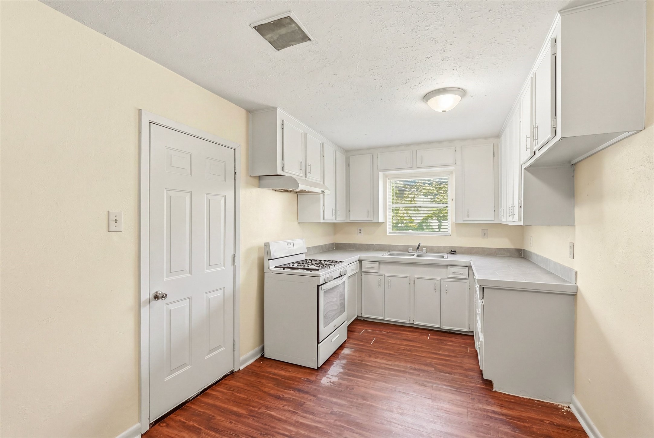 10227 Glenmawr Drive Property Photo 6