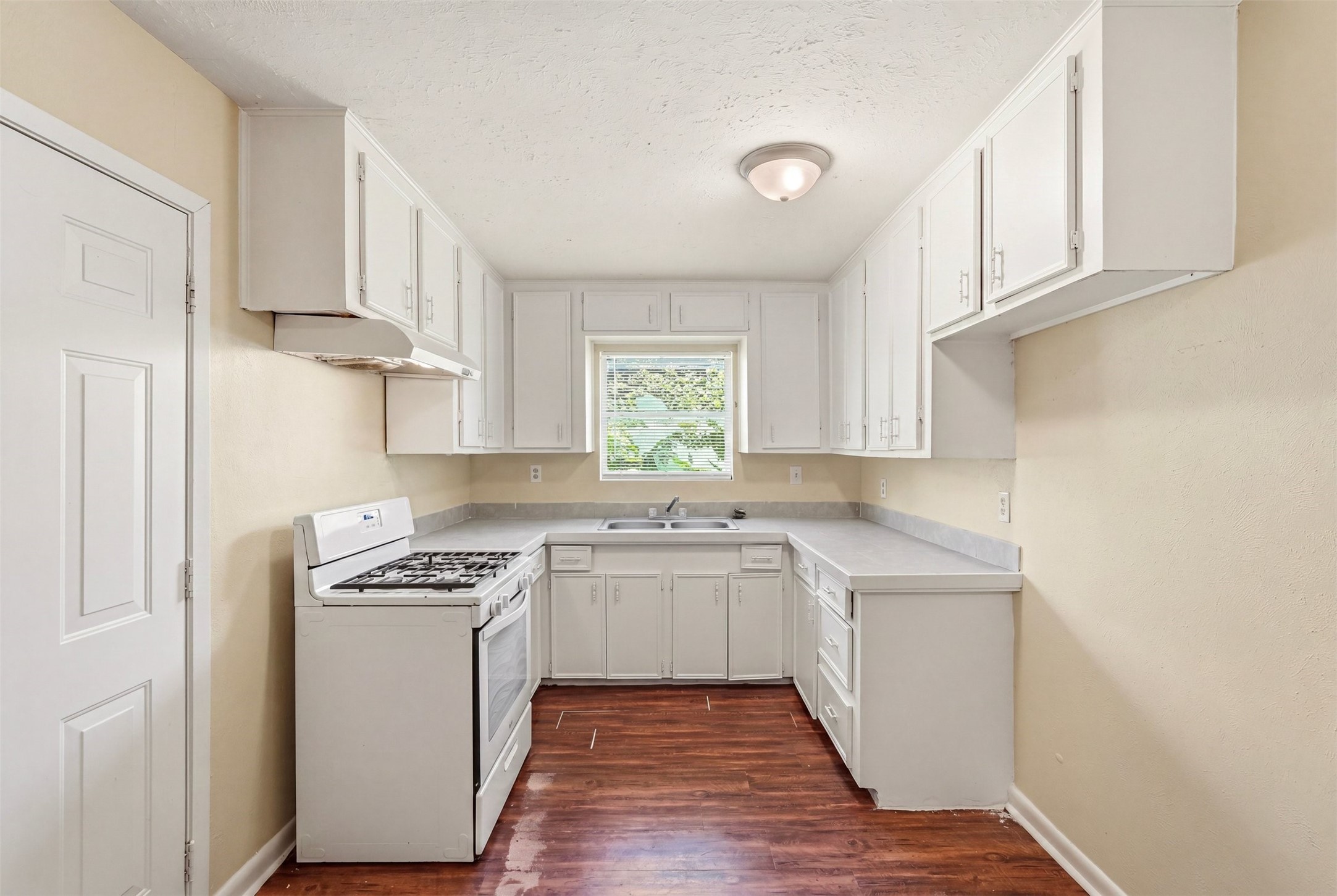 10227 Glenmawr Drive Property Photo 7
