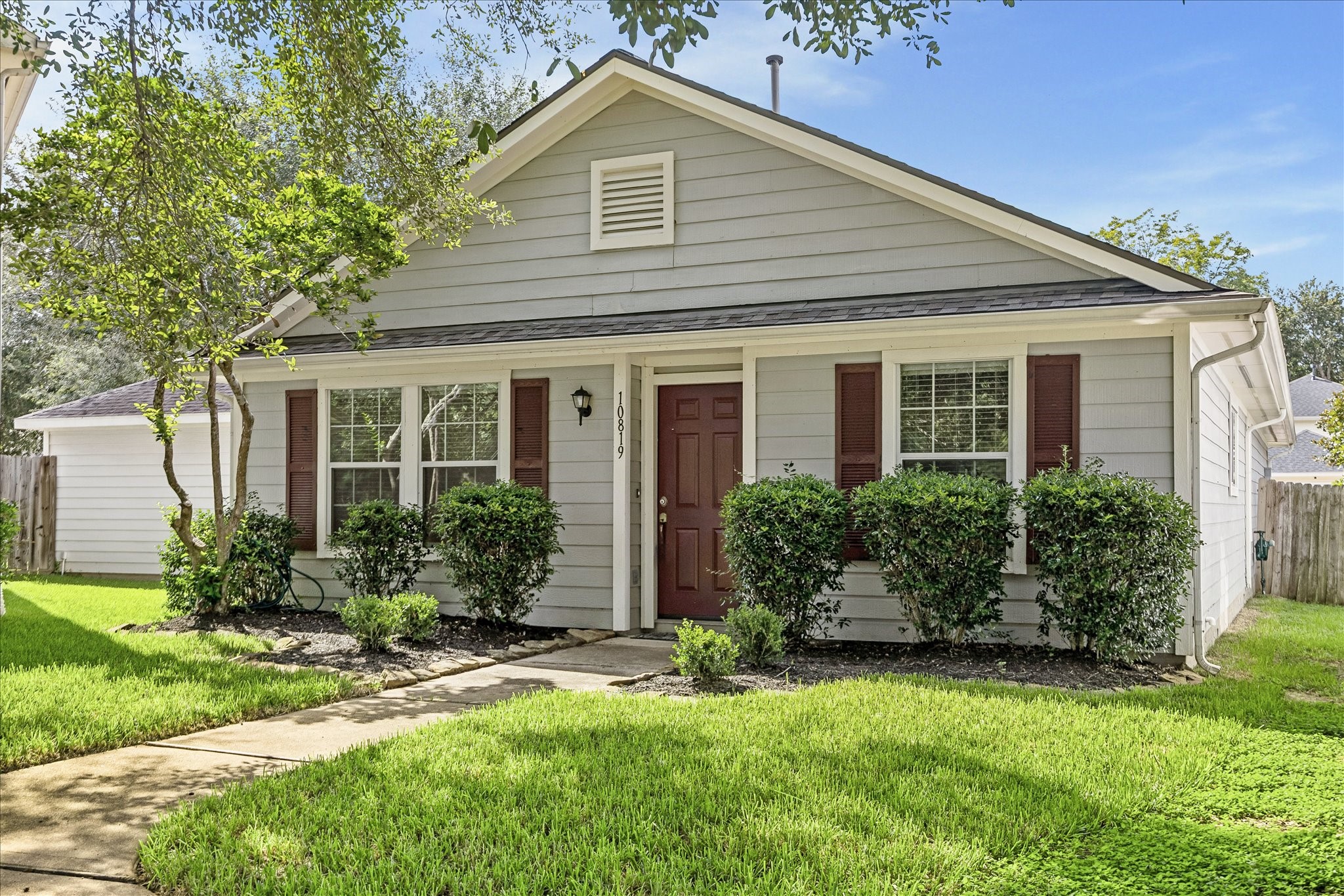 10819 Cobblecreek Way Property Photo 2