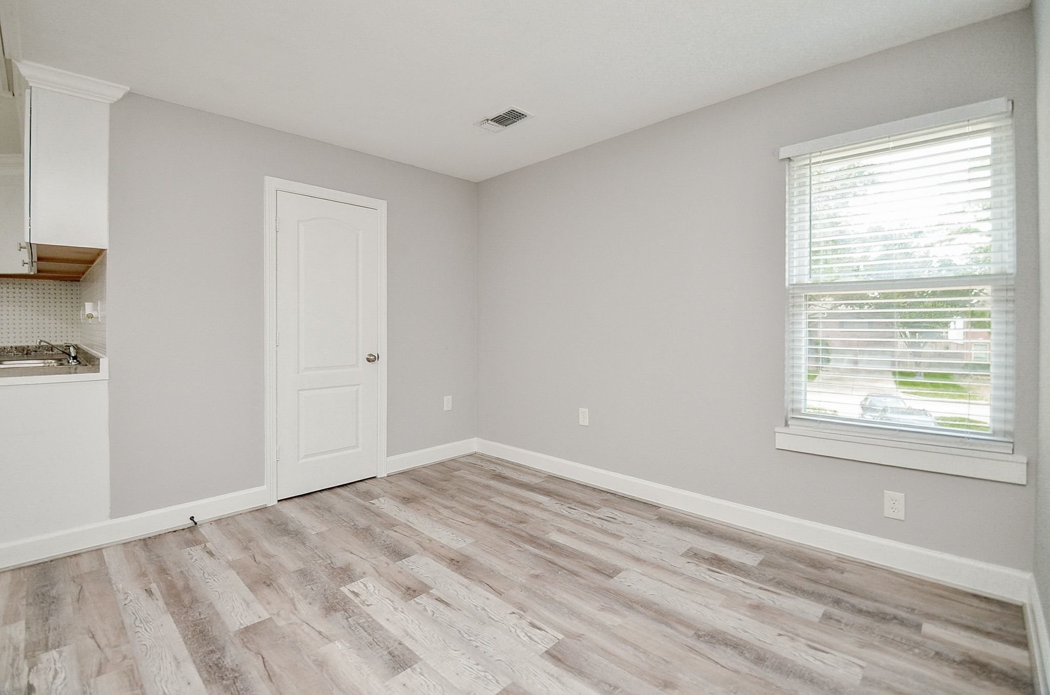 16431 Crossfield Drive B Property Photo 9