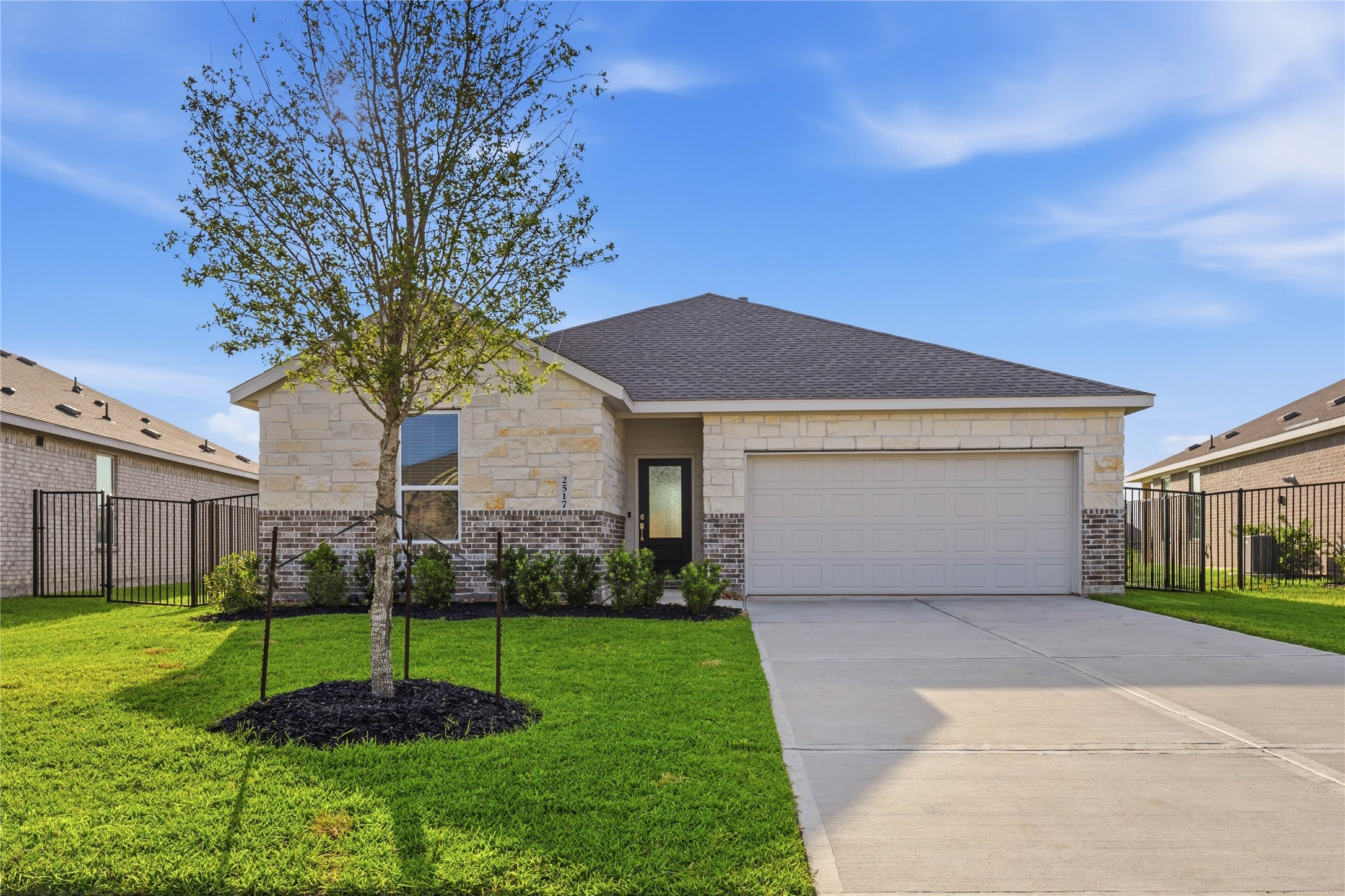 2517 Lago Costa Drive Property Photo 1
