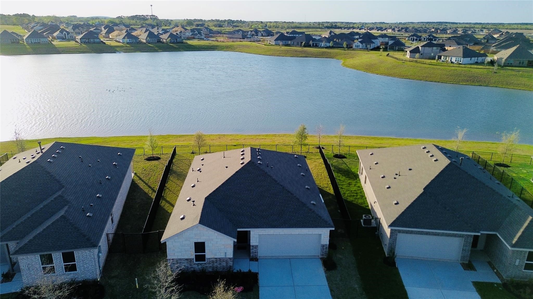 2517 Lago Costa Drive Property Photo 2