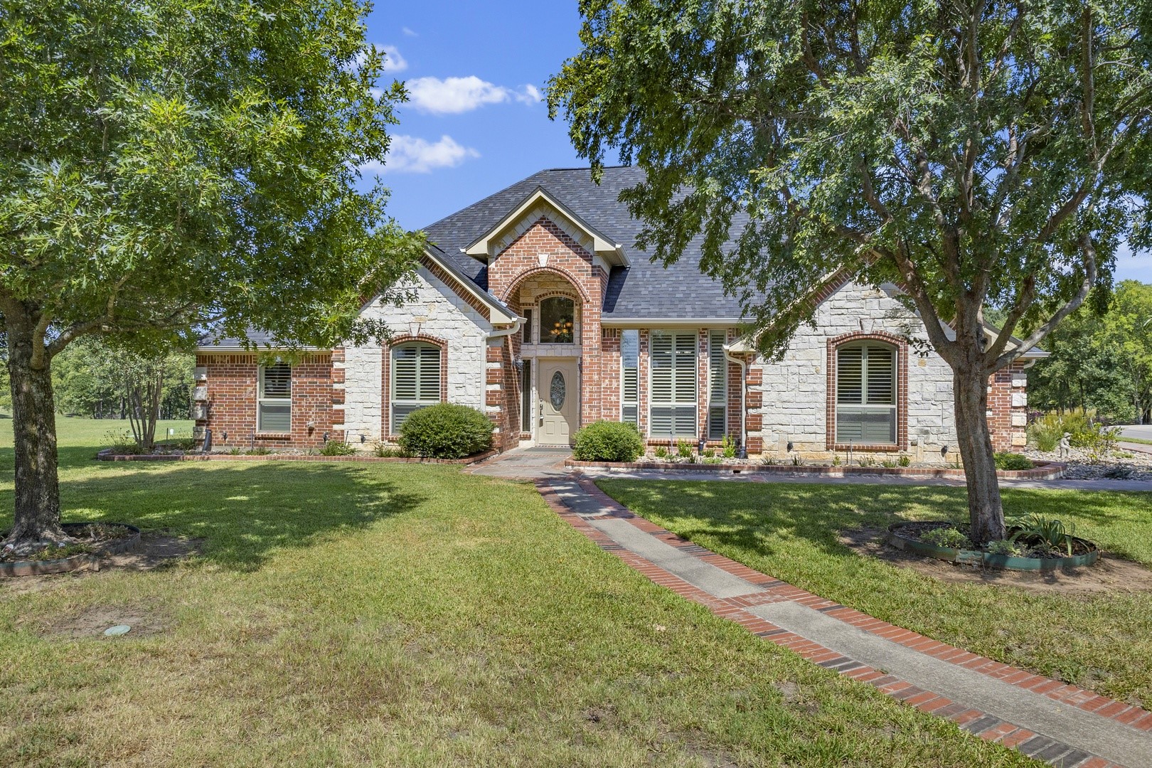 1050- Yantis Real Estate Listings Main Image