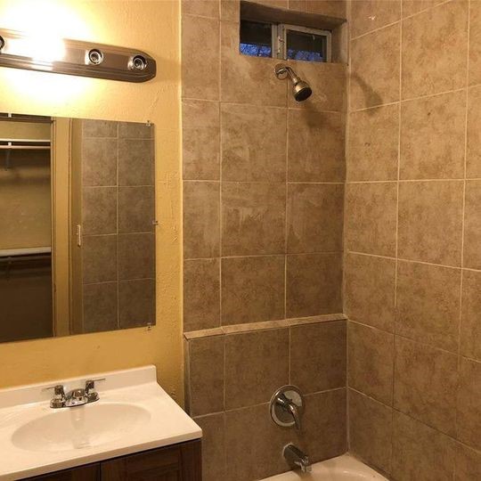 626 W 7th Street Property Photo 5