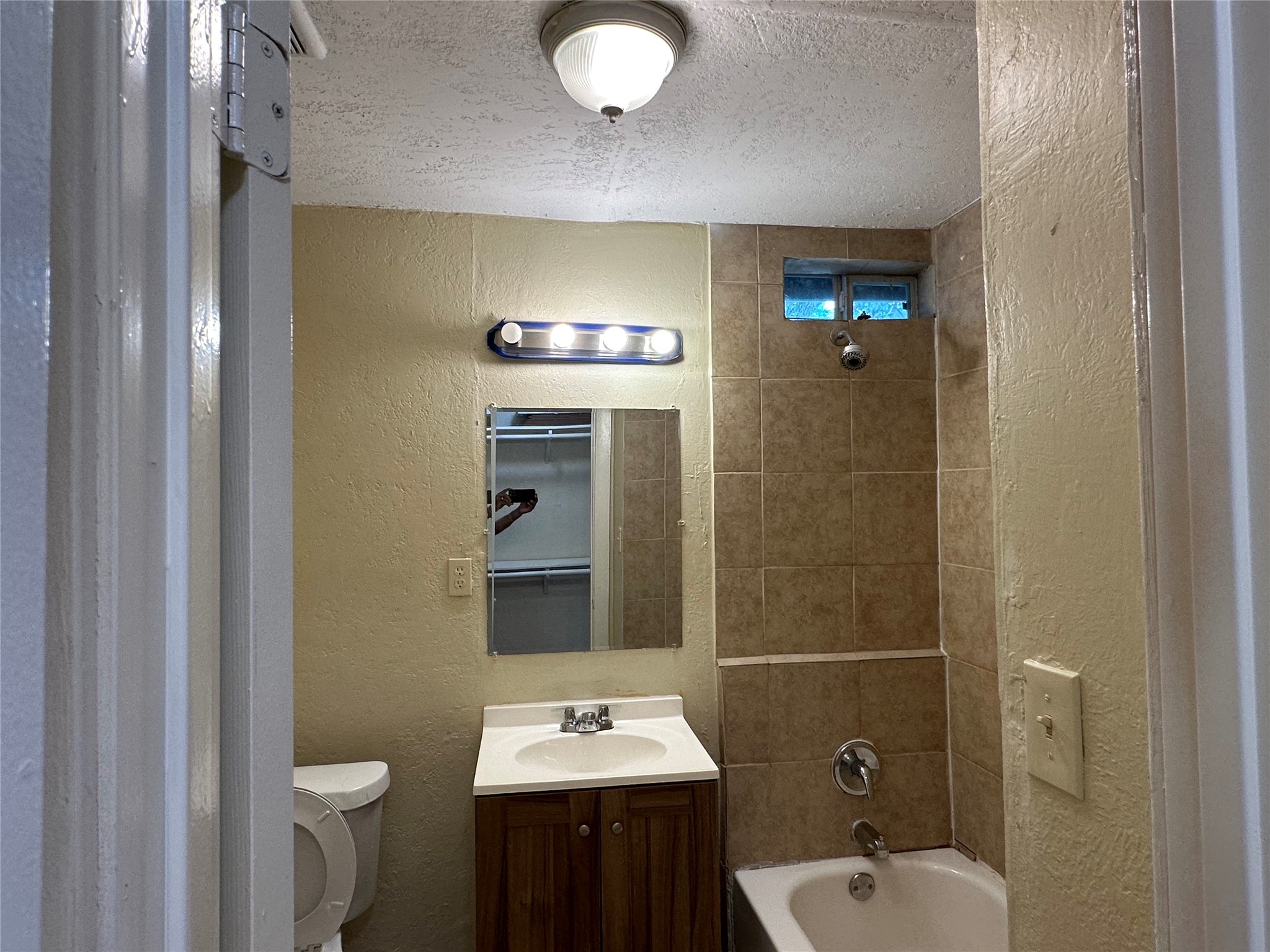 626 W 7th Street Property Photo 9