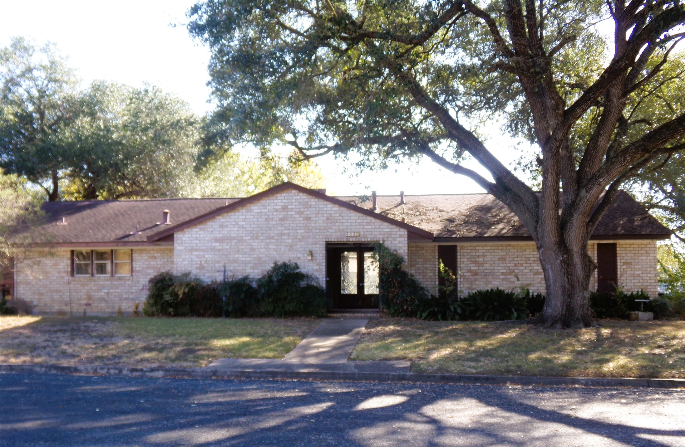 605 S Summit Street Property Photo 1