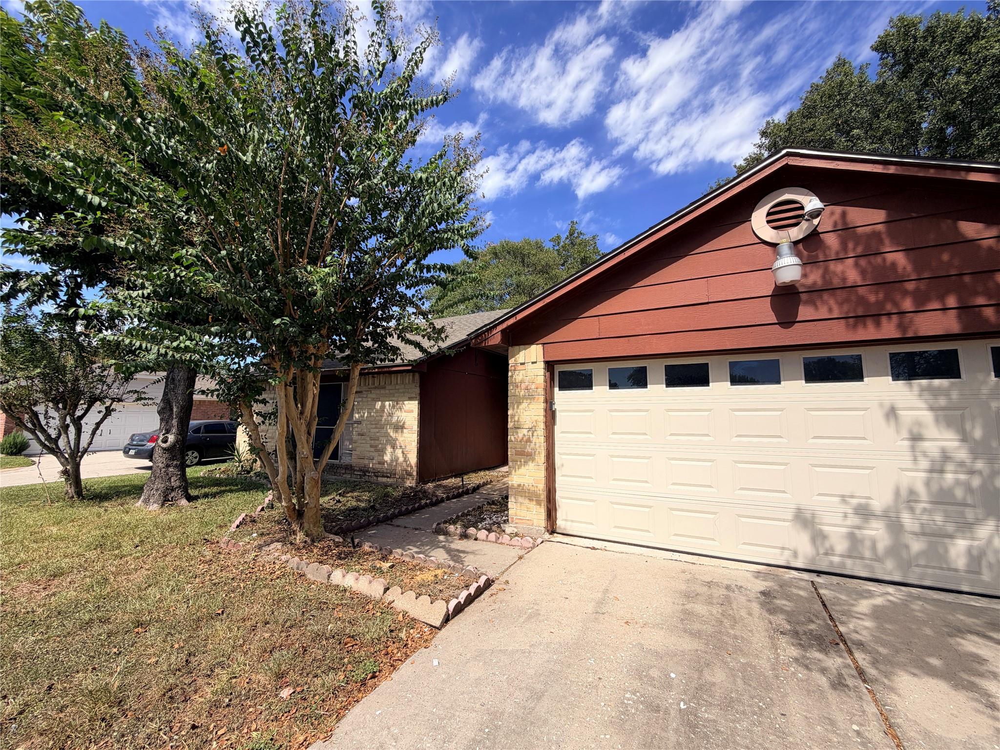 2731 Flintrock Circle Property Photo 2