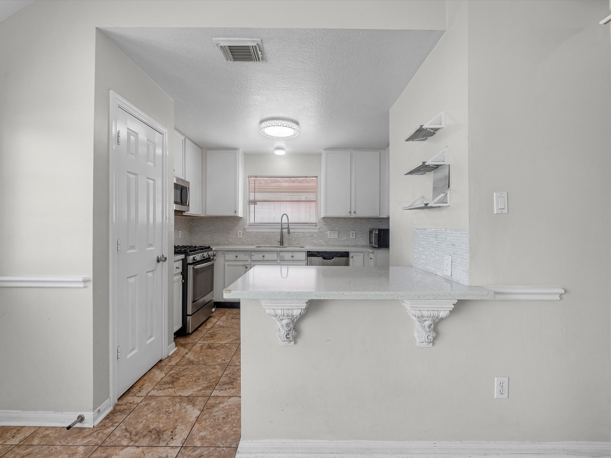 18634 S Wimbledon Drive Property Photo 8