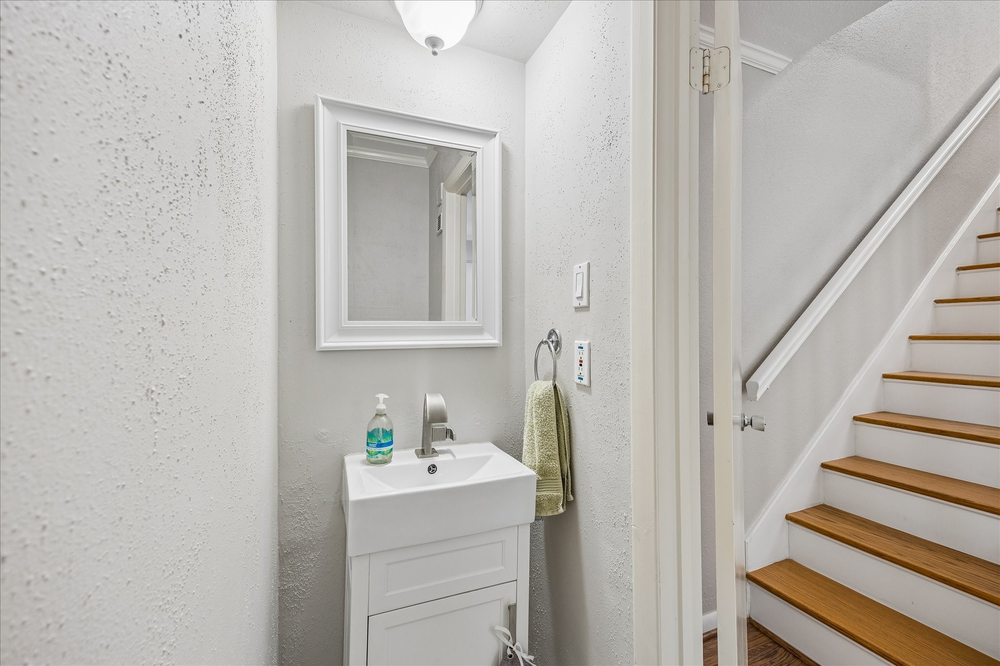 5050 Glenmont Drive F5 Property Photo 7