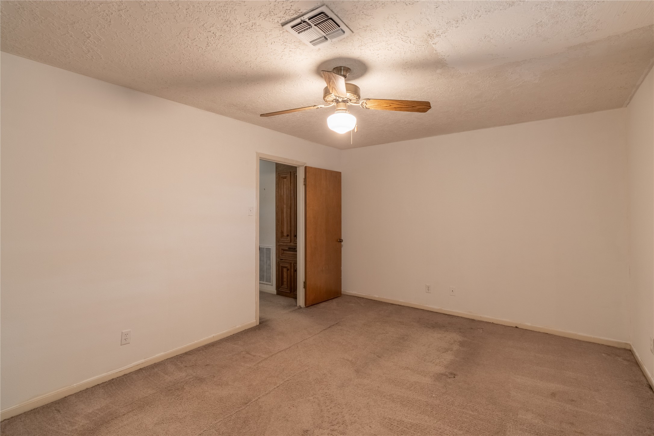 407 Hedgecroft Drive Property Photo 13