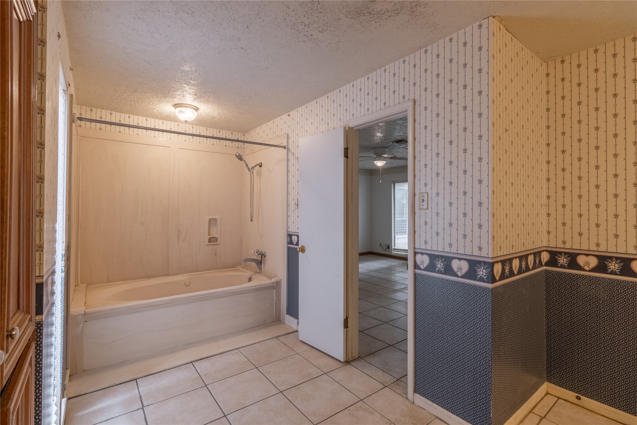 407 Hedgecroft Drive Property Photo 15